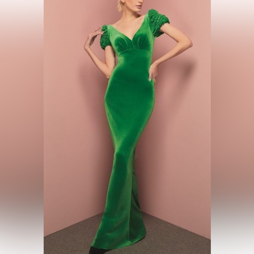 CHIARA BONI LA PETITE ROBE
COUTURE New 8 44 Analuiza Velvet
Gown Green